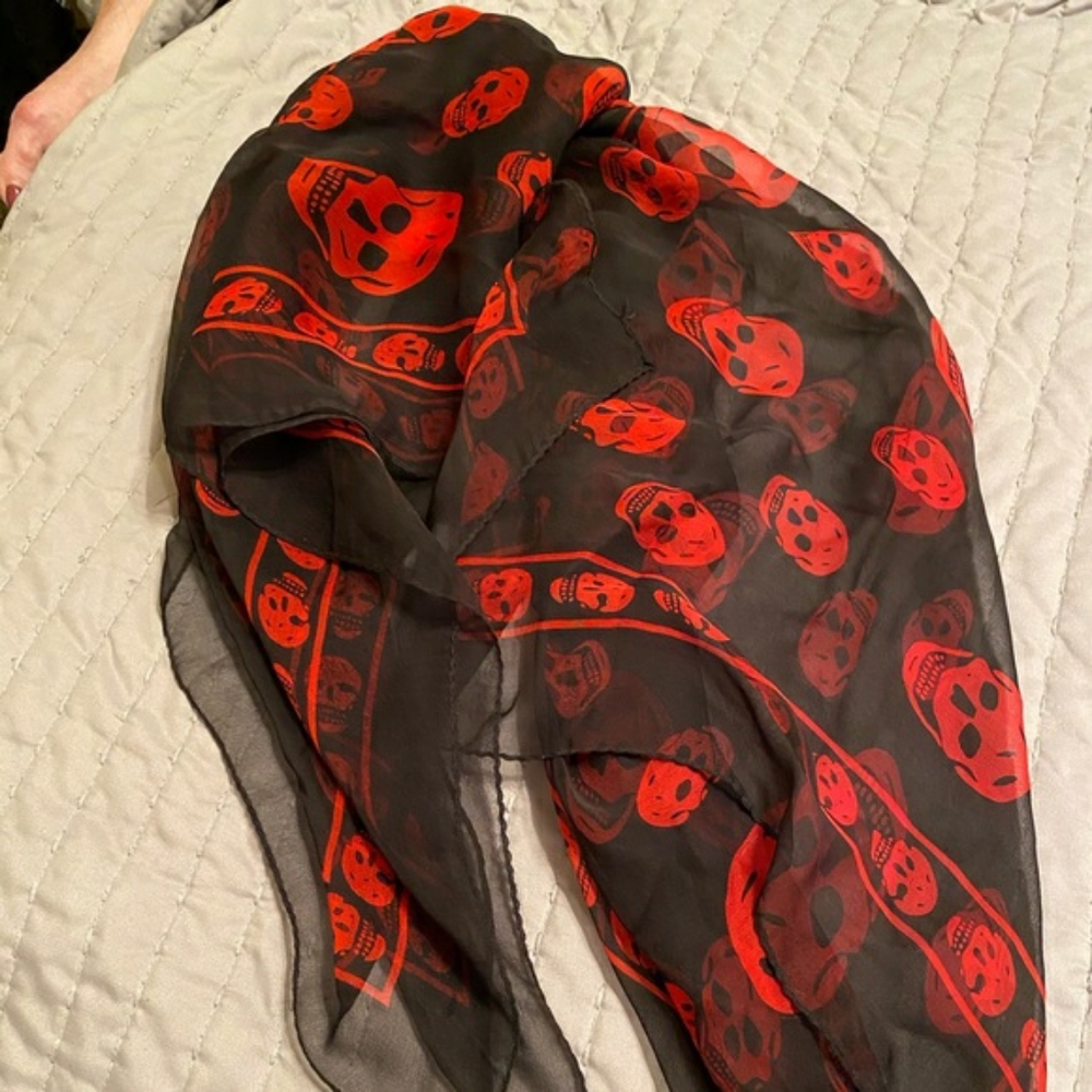 Alexander McQueen fall 2020 skull scarf